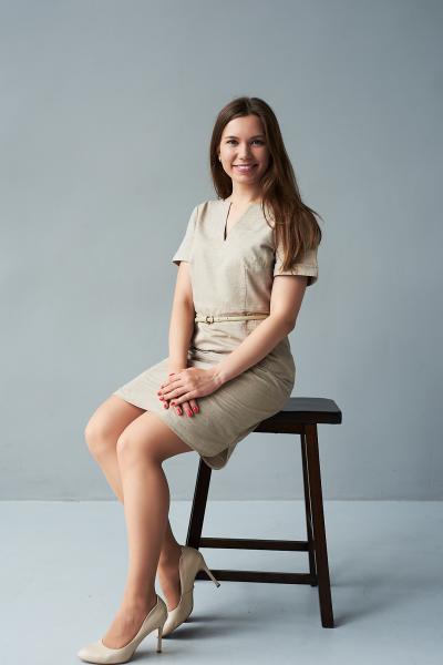 Деловой портрет для резюме. Герой съемок Анна, менеджер. Фотограф Анна Стадник